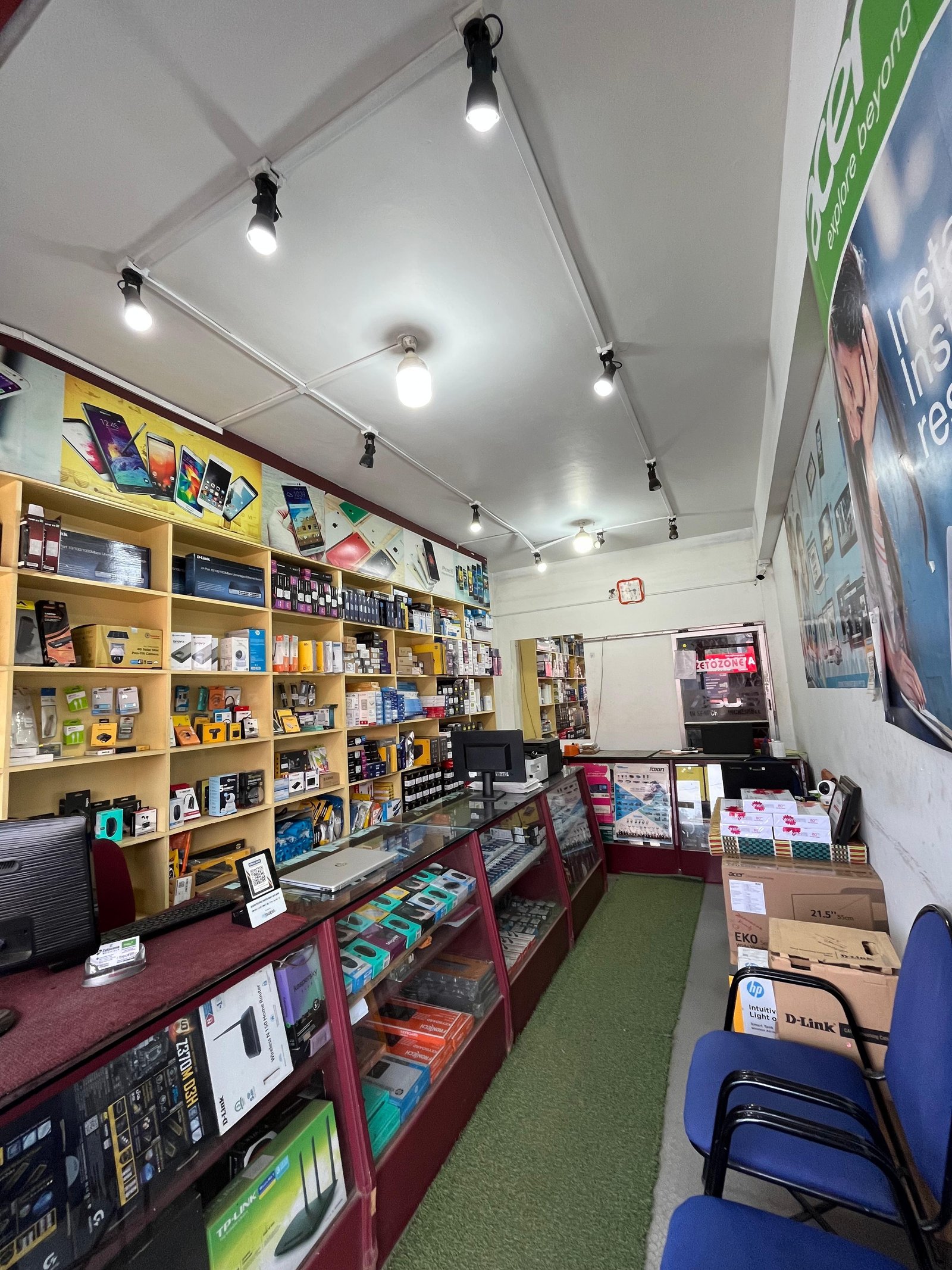 Hardware Showroom Photo